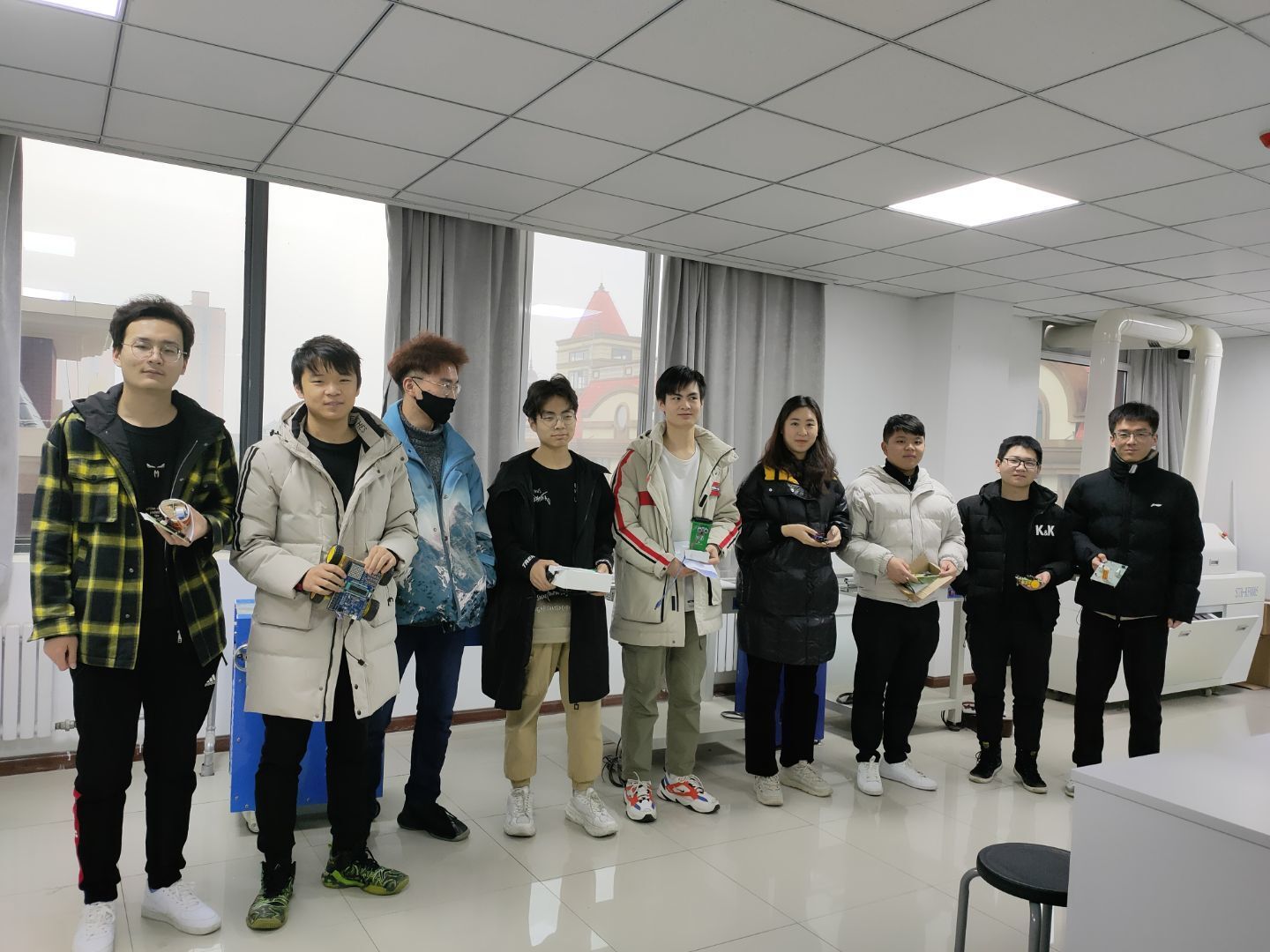 说明: 一群人站在一起描述已自动生成